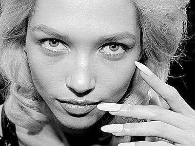 Torna la manicure anni '50, unghie a mandorla effetto 'nudo' il nuovo trend