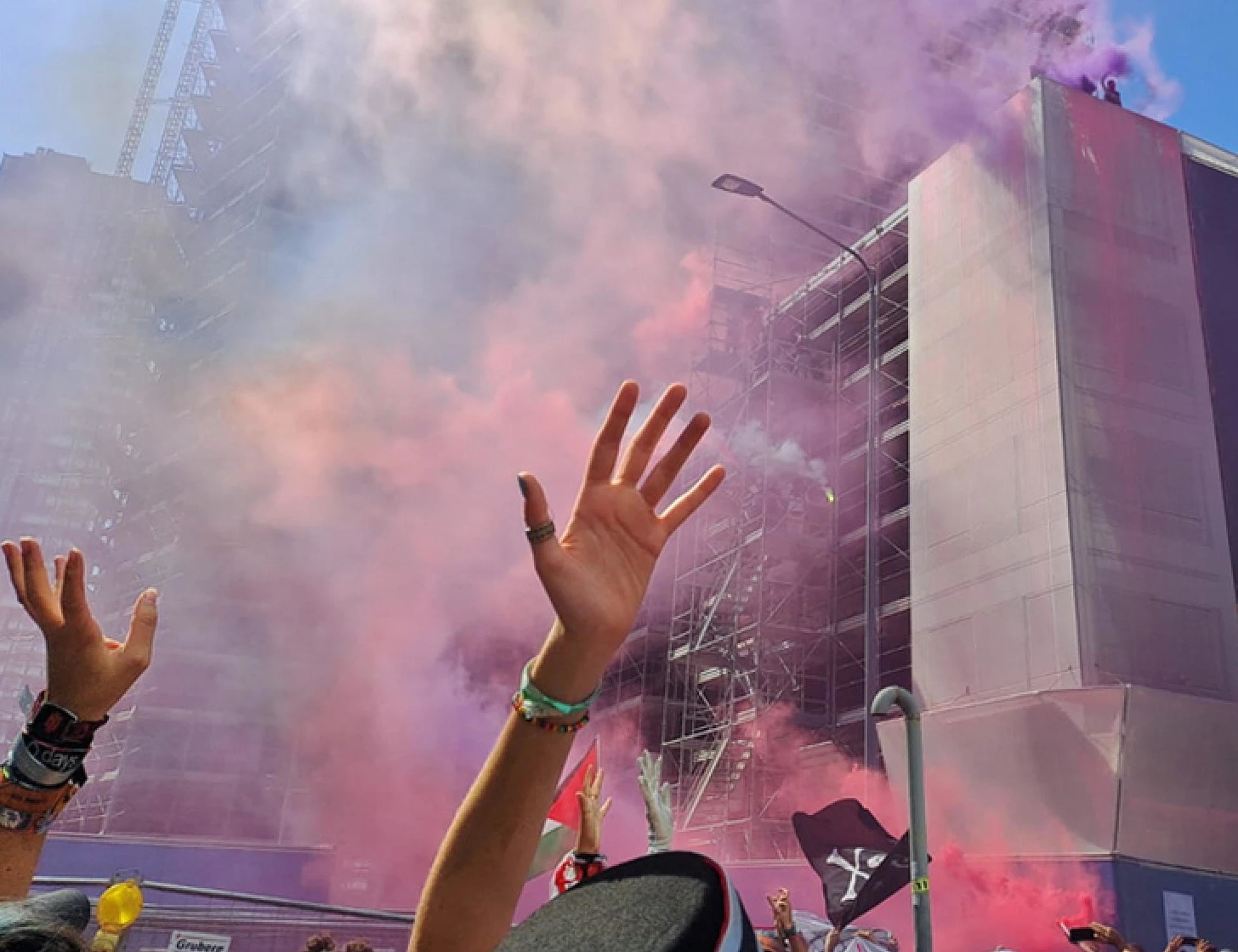 A Milano debutta il nuovo modello Pd: "Occupare è cosa giusta"