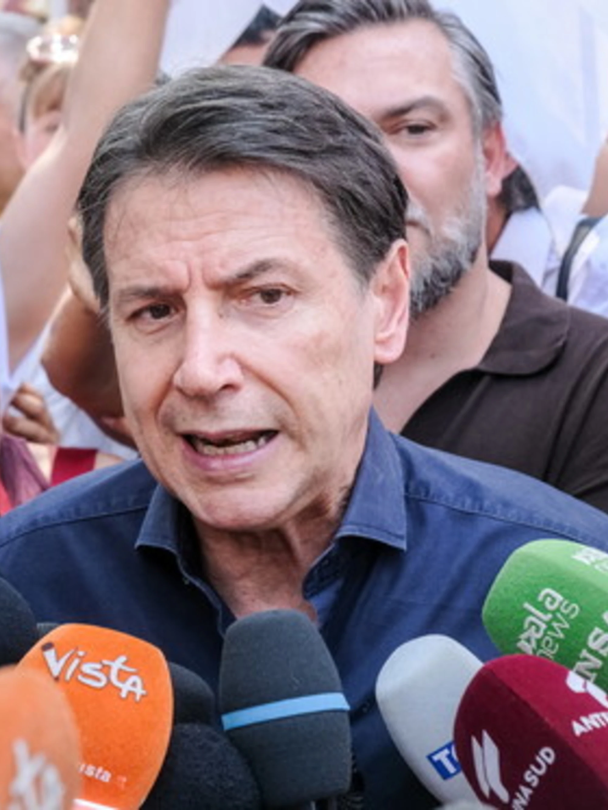 Giuseppe Conte umiliato da Gasparri: "Sei qui per il catering?"