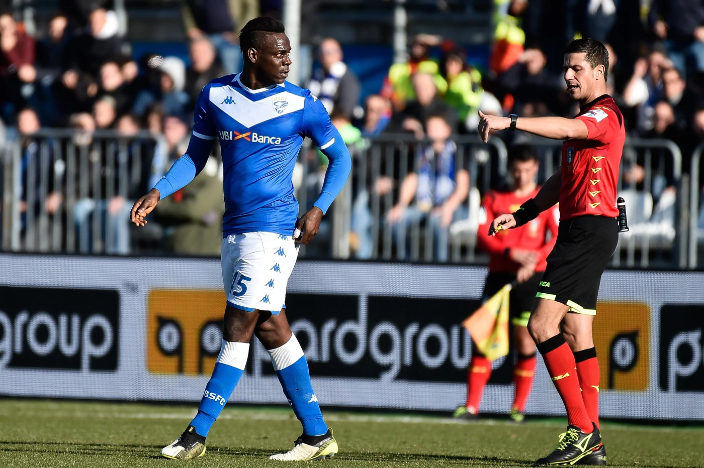 Mario Balotelli, gol record e insulti. Brescia-Lazio interrotta per qualche minuto: cori vergognosi