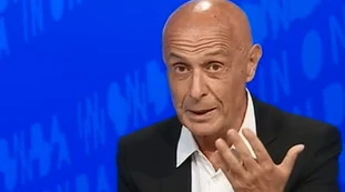 Immigrazione, Marco Minniti e la stoccata al Pd: "Gli aiuti devono essere trasparenti, non possiamo permetterci tratte illegali"