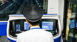 Giappone, treno in ritardo di un minuto? Punito e umiliato: per questo macchinista finisce in disgrazia