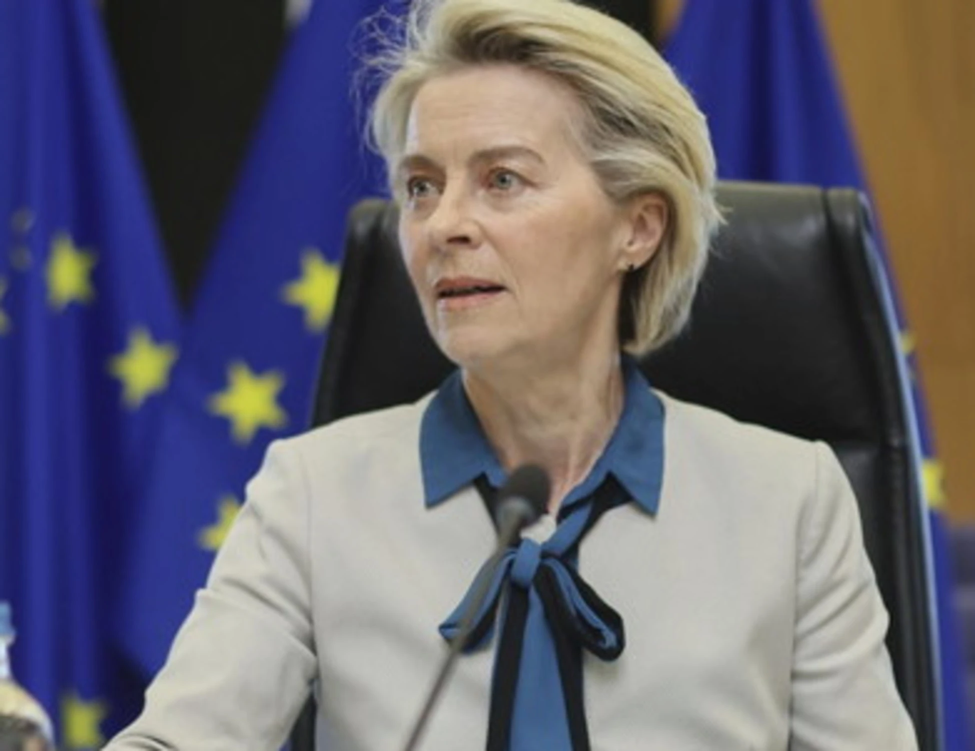 Gli sms con Pfizer: ora per Ursula sono guai