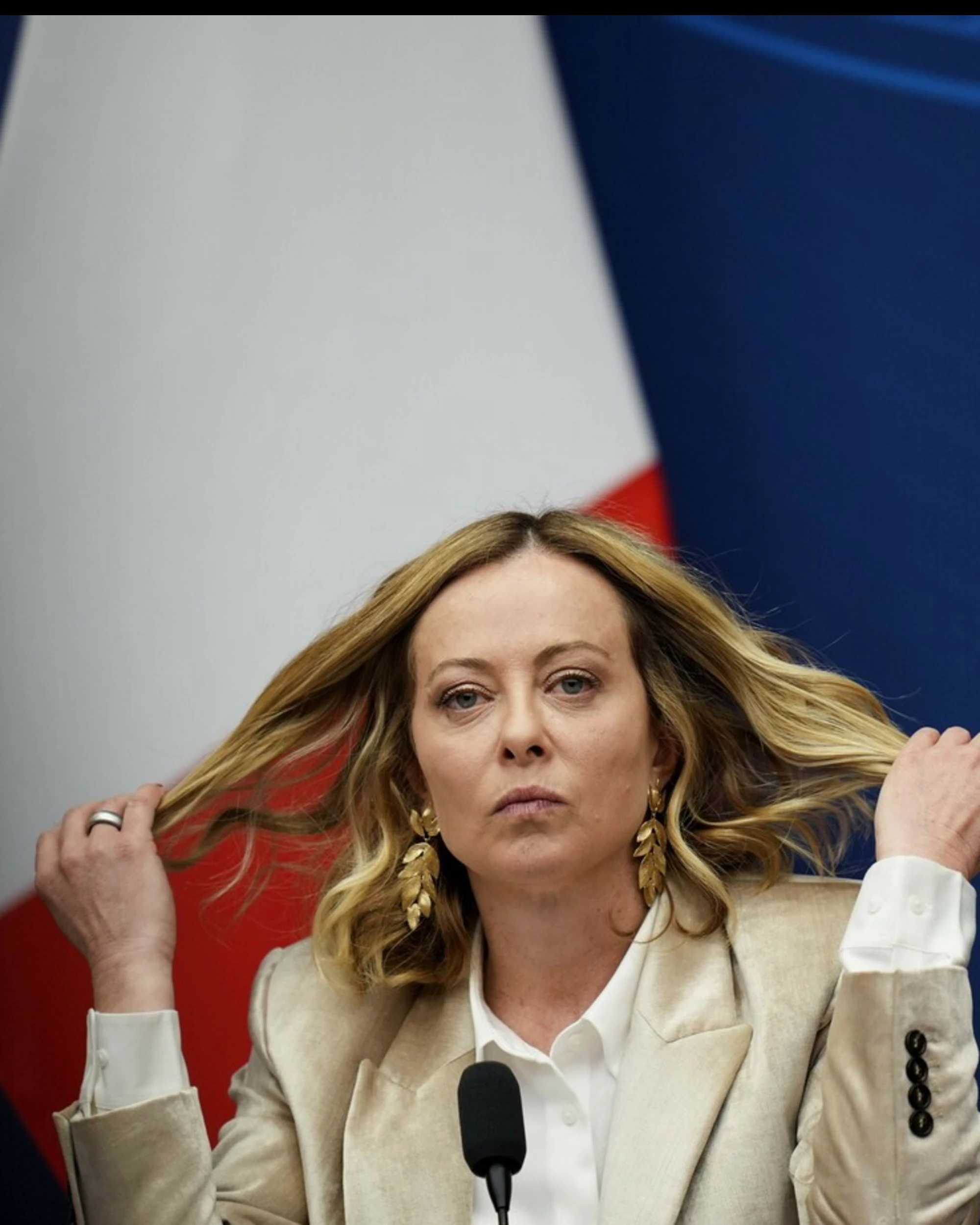 Leoncavallo, Meloni risponde agli insulti: "Sempre avanti a testa alta"