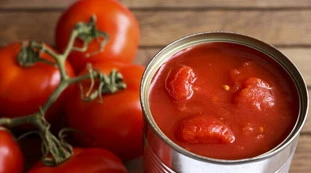 Pomodoro, non c'è più latta per le conserve: "Il frutto marcirà nei campi". La crisi dell'acciaio, un disastro per l'Italia