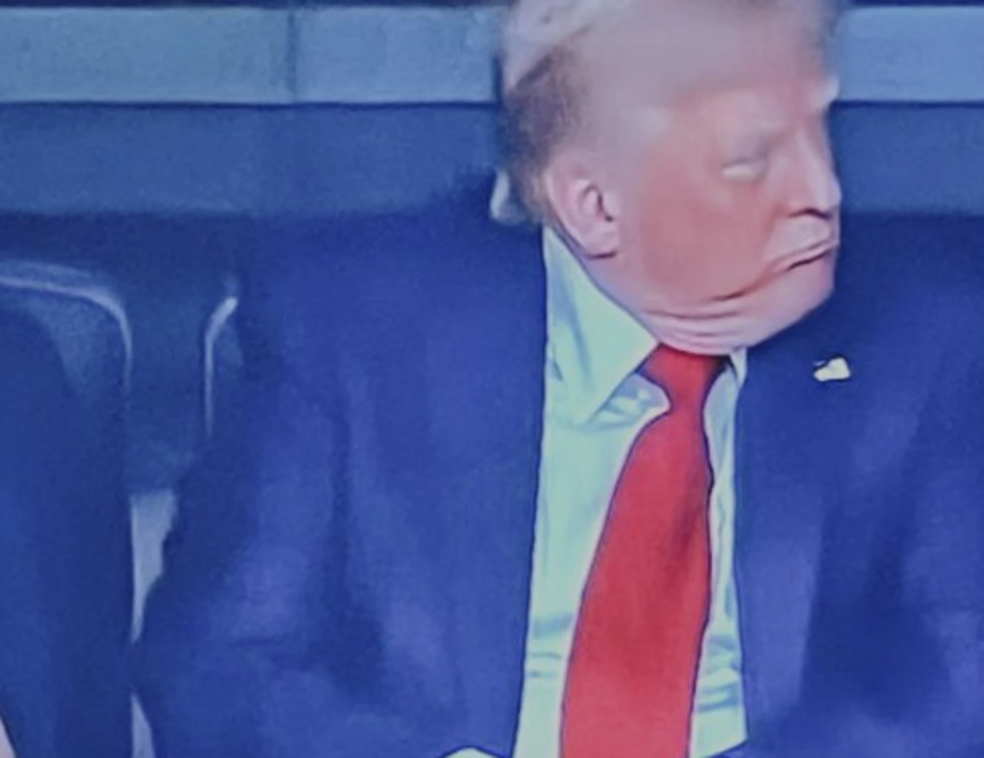 Donald Trump, la foto delle sue caviglie sconvolge il mondo: mistero sulla sua salute