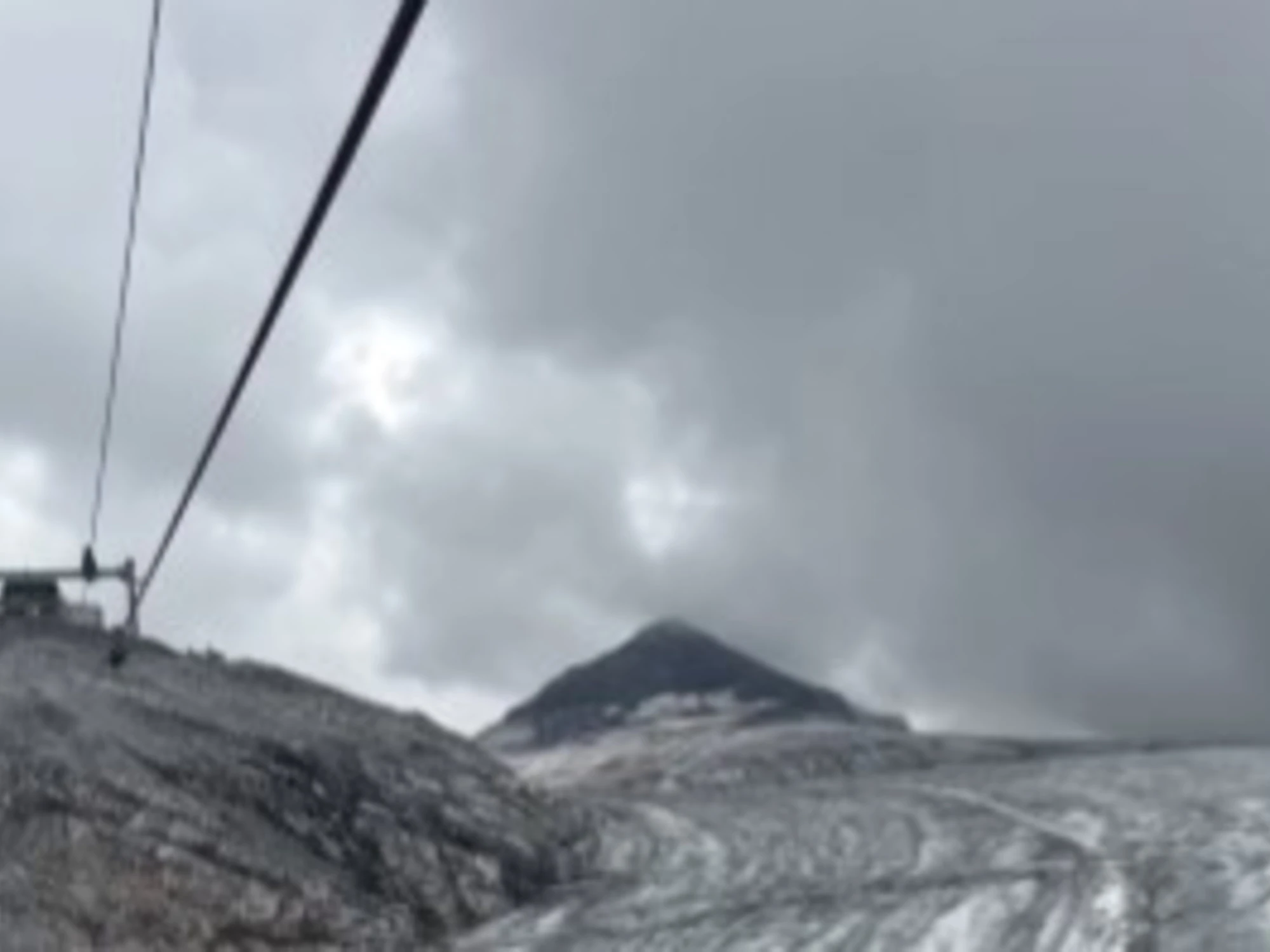 Meteo, chiude lo Stelvio: ecco cosa si vede a tremila metri d'altitudine