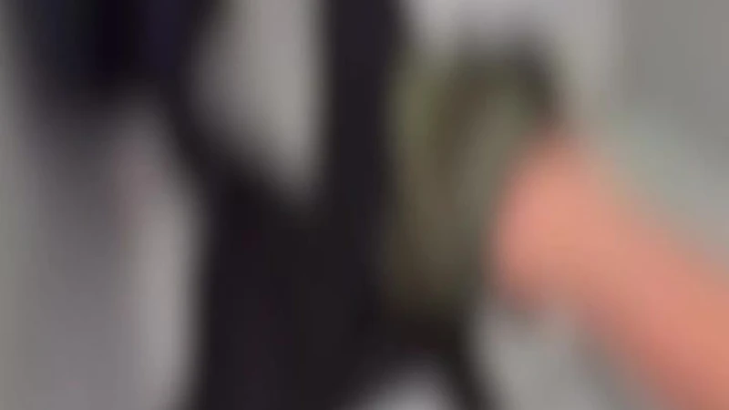 Prof accoltellata a Roma, in rete il video del 13enne che si prepara all'aggressione