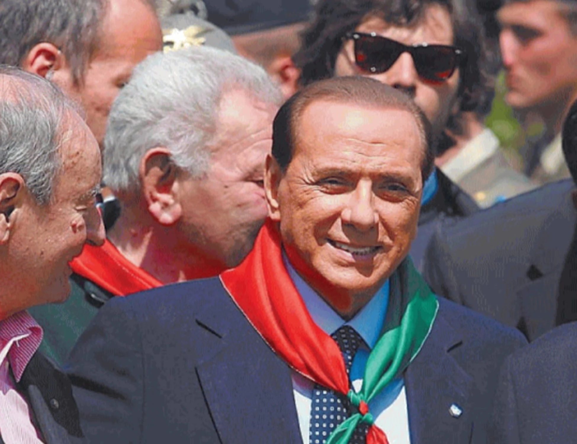 Silvio Berlusconi, la vera storia del fazzoletto di Onna