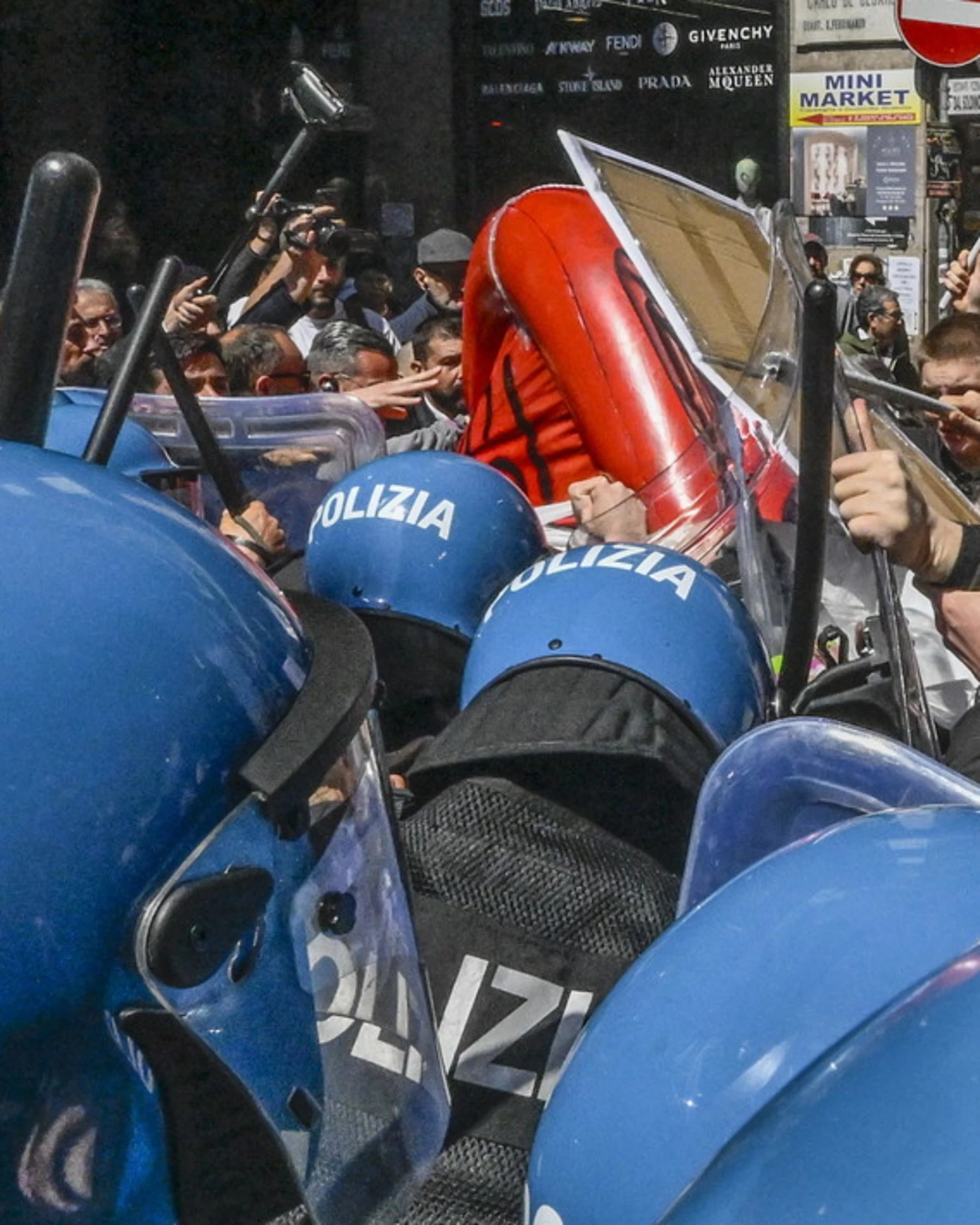 Polizia, rabbia contro il Pd: "Appoggiano chi ci odia"
