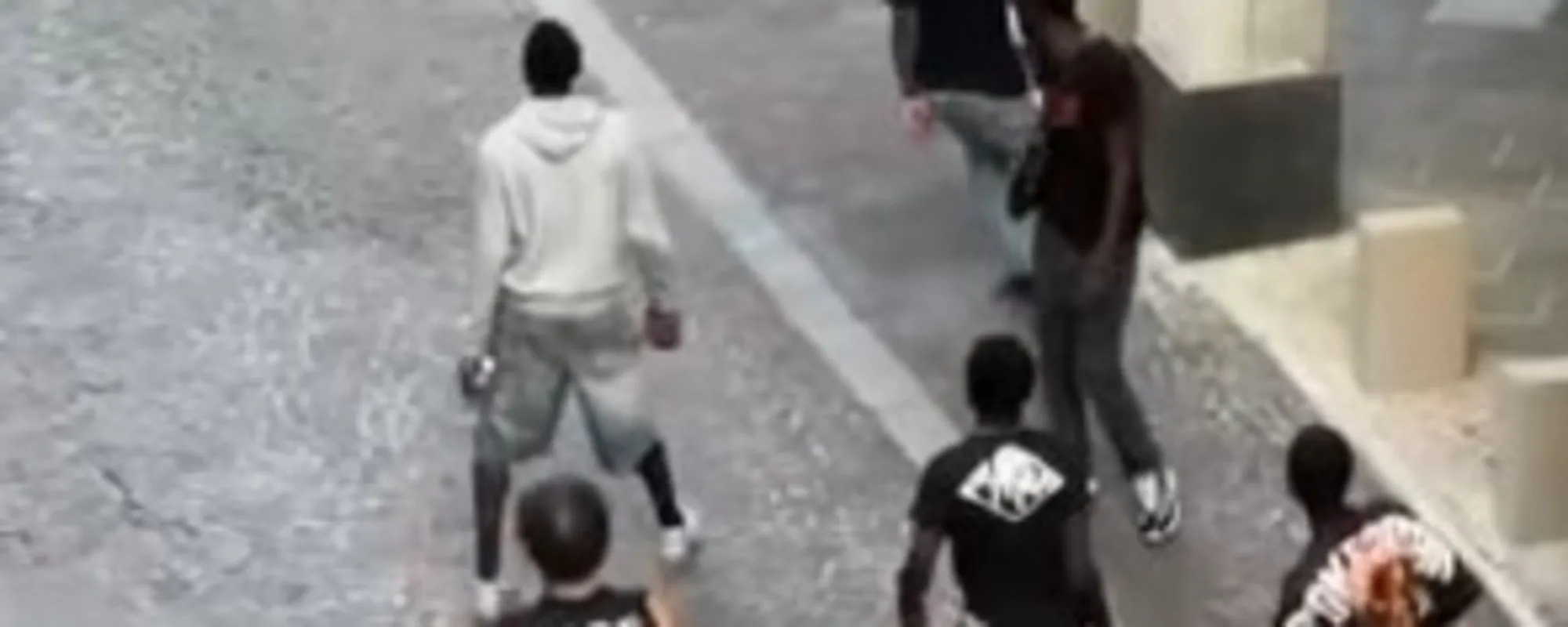 Magrebini e africani si affrontano per strada: orrore a Lecco <span style="color: rgb(153, 0, 0);">Video</span>