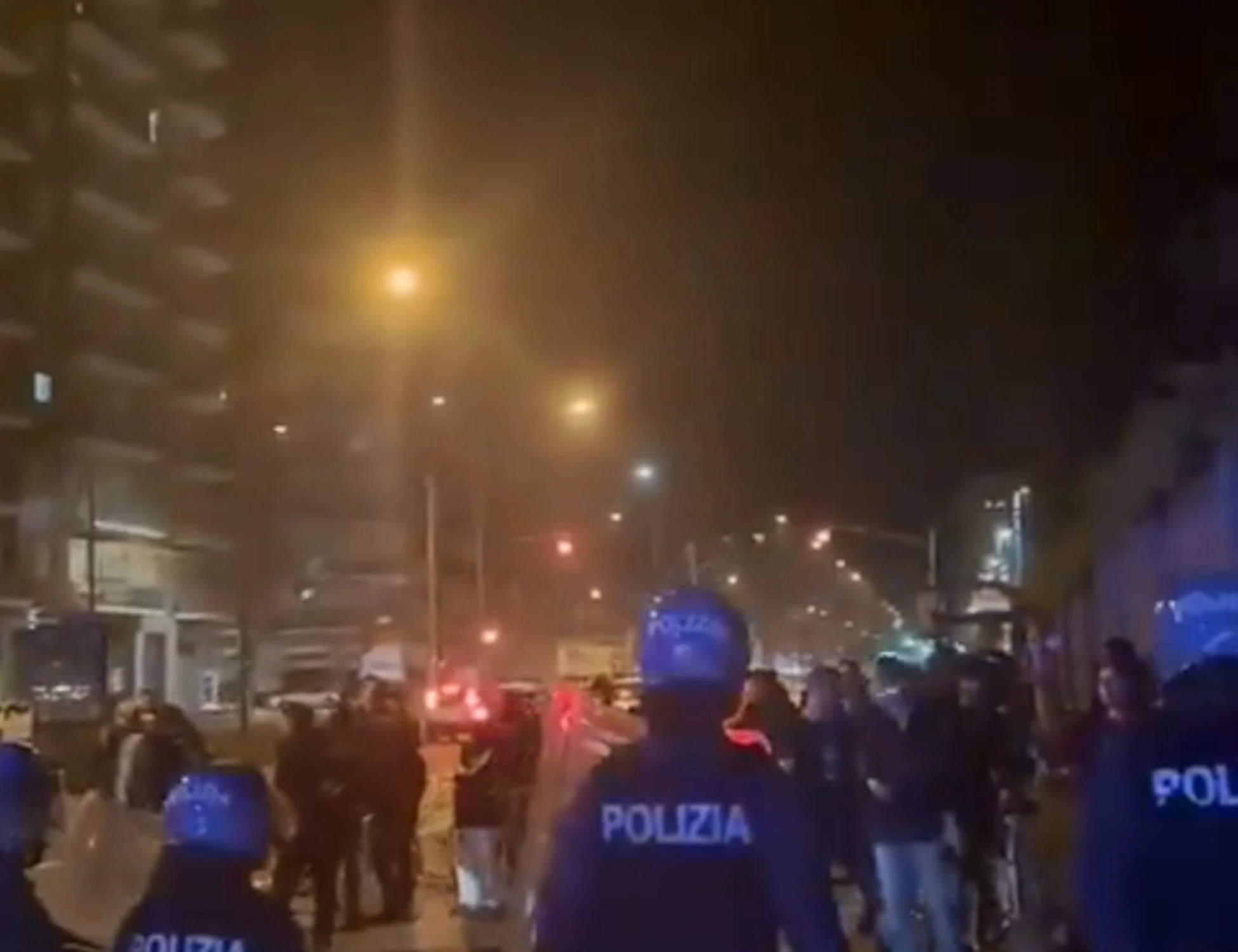 Torino, materassi incendiati e urla: notte di follia al Cpr