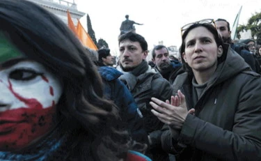 Roma, la sinistra caccia i sostenitori dello scià dal Campidoglio: "Intervenuti i poliziotti"