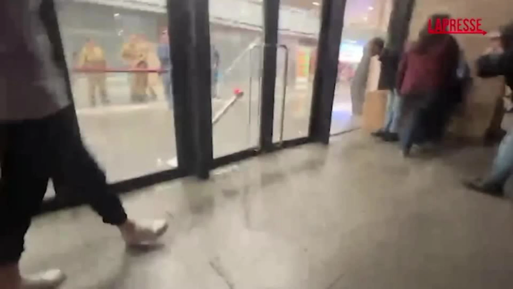 Corteo a Roma, sassi contro gli ingressi della stazione Termini