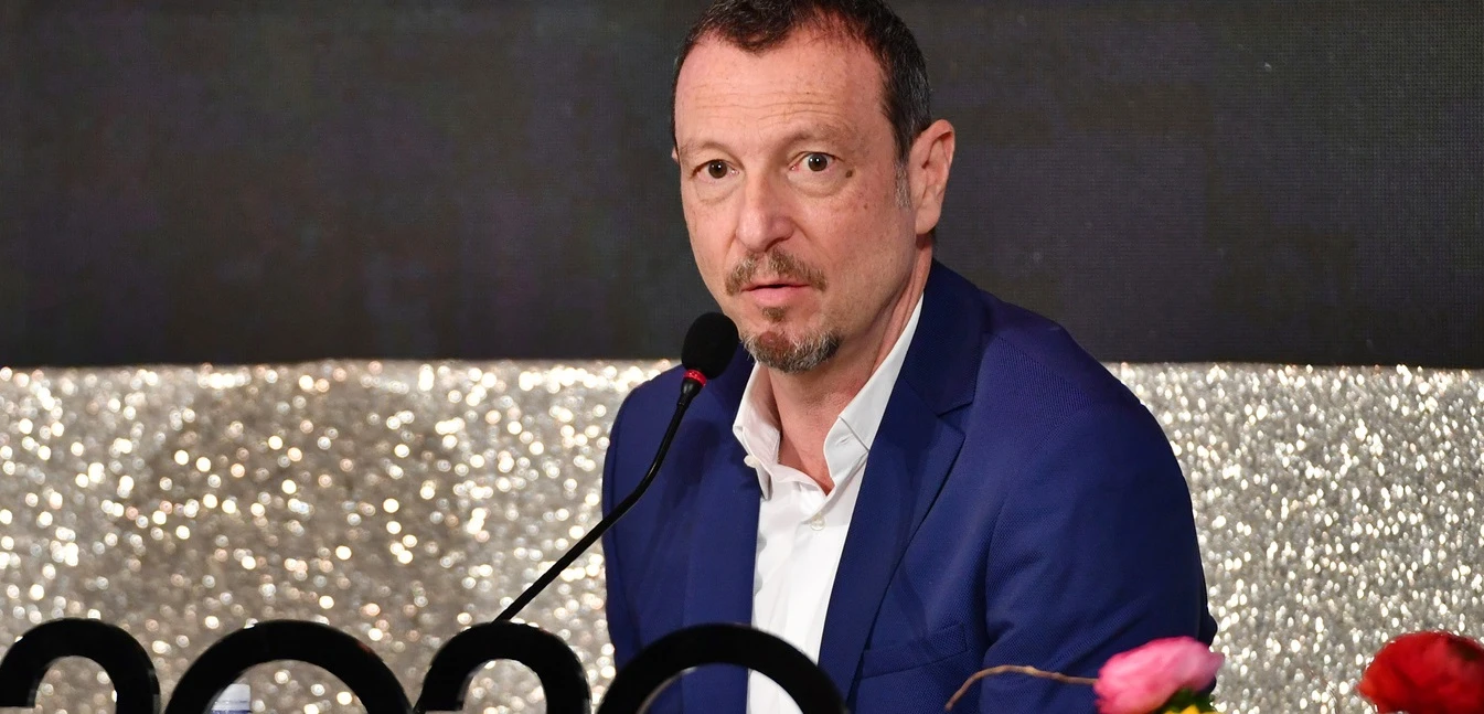 Sanremo 2020, imbarazzo per Amadeus in sala stampa: "Sei brutto ma bravo", la telefonata
