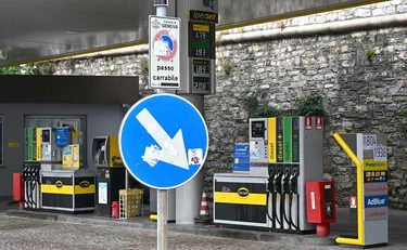 Reggio Emilia, aggredisce con il cacciavite una donna e investe due persone al distributore: arrestato Mena Istafanous