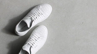 Scarpe bianche sudice e irrecuperabili? Il trucco per averle come nuove in un minuto