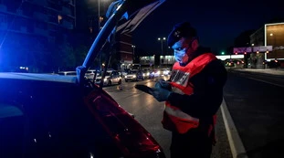 Dpcm di Natale, multe da 400 a 3mila euro per chi va a trovare i genitori. In auto è un'aggravante