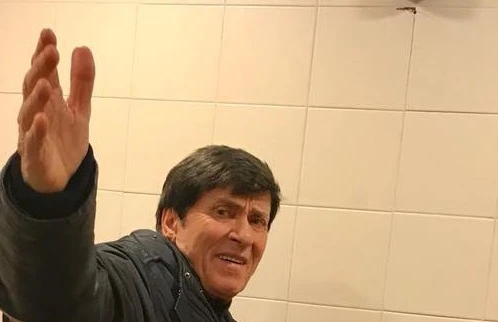 Gianni Morandi, la foto della fan mentre fa pipì all'Autogrill: prima si arrabbia, ma poi...