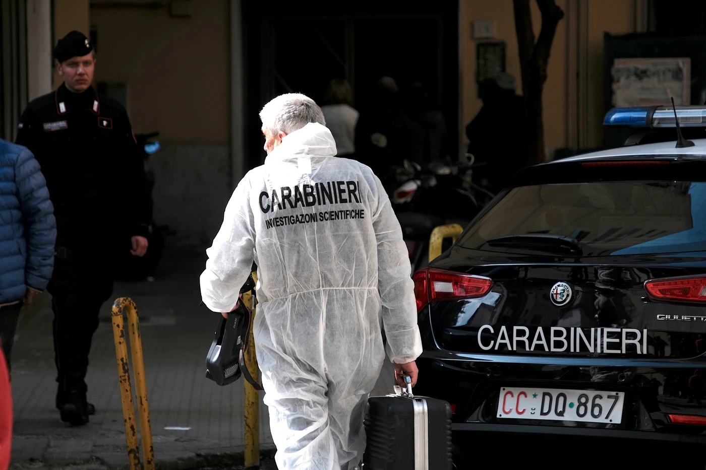 Napoli, 15enne ucciso da un carabiniere in borghese: stava tentando di rapinarlo