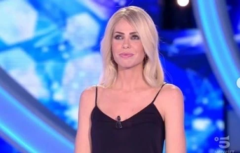 Ilary Blasi, terremoto a Mediaset: sempre più regina. Torna con un programma cult, e insieme a lei...