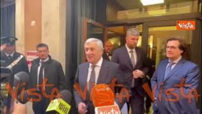 Tajani esce dalla Camera dopo riunione Fi e scherza con i giornalisti: Che c'è una festa qui?