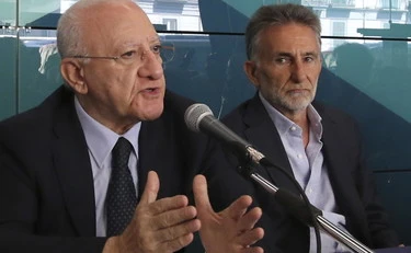 Vincenzo De Luca, inchiesta e blocco dei pagamenti al manager voluto dall'ex governatore