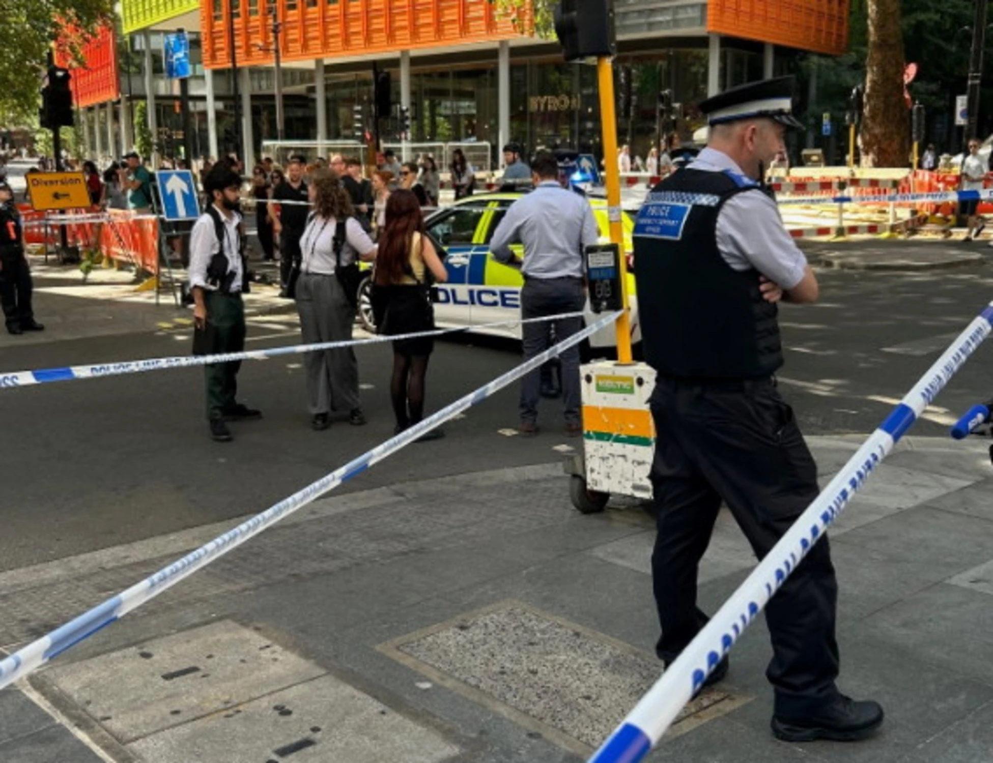Londra, accoltella 4 uomini in strada con le forbici: arrestata una donna