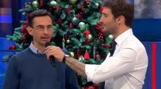 Affari Tuoi, De Martino nella bufera dopo la sfida a Lupo: "Ce l'ha con lui, bullizziamolo"