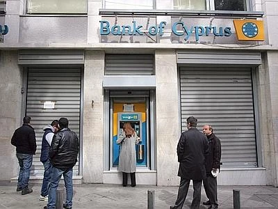 Cipro, riaprono le banche senza incidenti. Molti anziani in fila davanti agli sportelli
