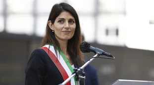 Virginia Raggi, indiscreto sul party extra-lusso: "Chissà chi le ha regalato la festa"