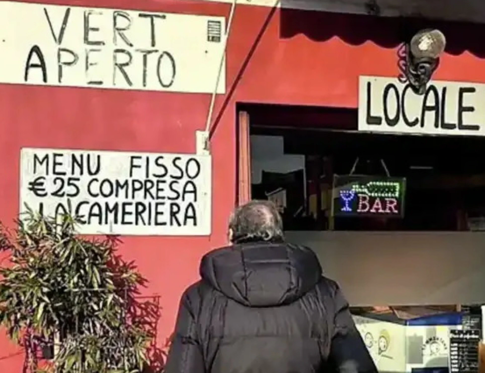 Pordenone, il cartello: "Menù fisso 25 euro, cameriera compresa". È bufera