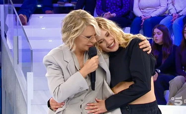 Amici, Maria De Filippi saluta Isobel: "In bocca al lupo"