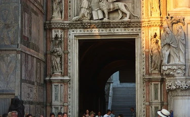 Venezia, "pickpocket!": scambiata per borseggiatrice e linciata in strada