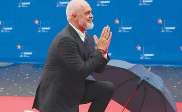 Edi Rama in ginocchio dalla Meloni, la sinistra ai matti