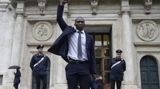 Soumahoro, "non lo ha mai fatto": il prete smonta la balla sugli stivali