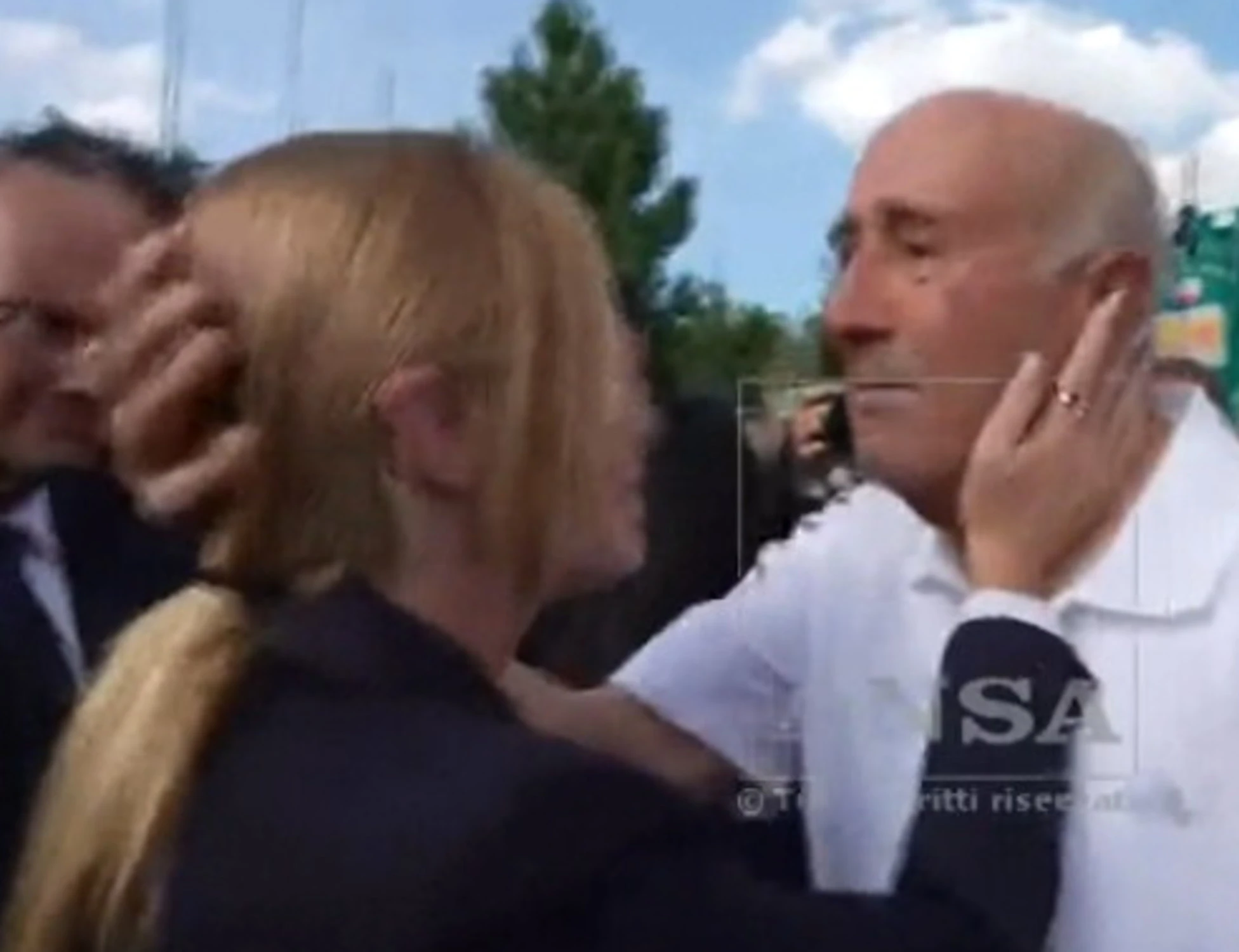 Giorgia Meloni, "ci hai onorato": l'anziano di Amatrice zittisce la sinistra