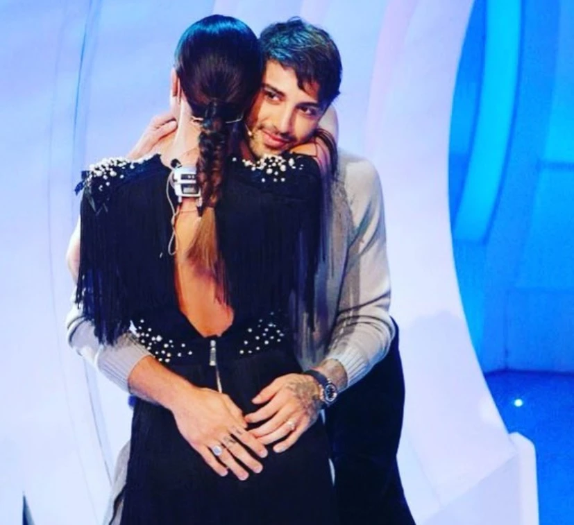 Maria De Filippi, scandalo in prima serata: la palpatina di Andrea Iannone al lato B di Belen Rodriguez