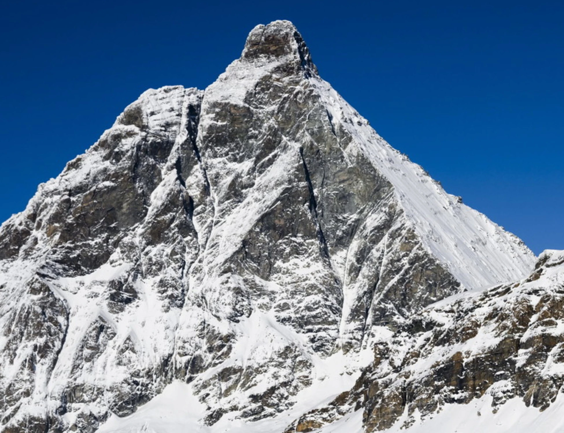 Cervino e Bianco, "le Alpi si sbriciolano, ci fermiamo": lo stop delle guide