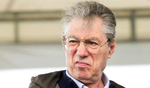 Bossi indagato per truffa: allo stato e ai leghisti