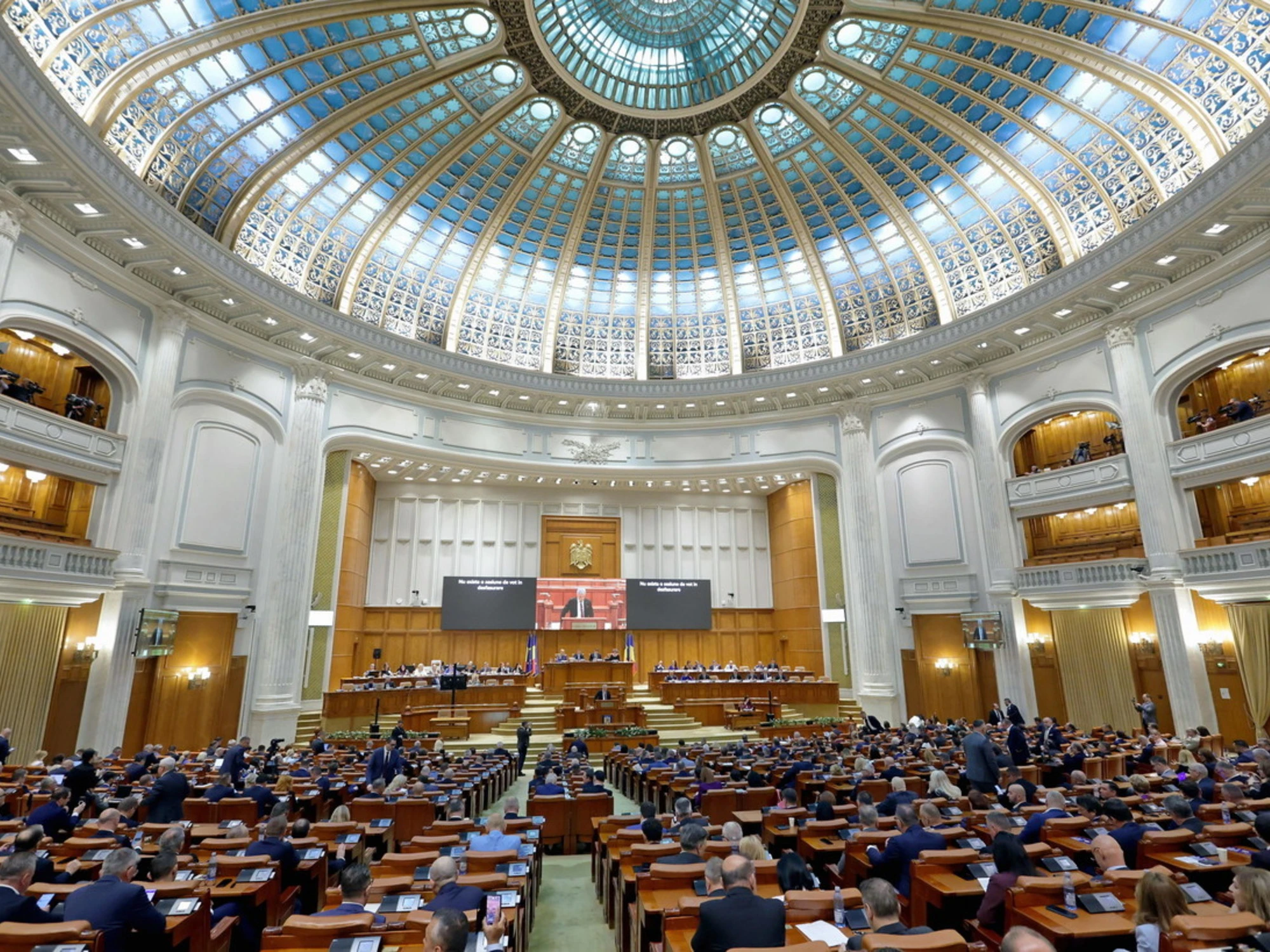 Romania, un terremoto: il governo filo-Ue cade a tempo record, cosa può accadere ora