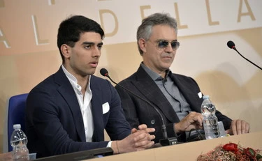 Sin Andree Bocellija, Amos, zaradi slabosti v bolnišnici na Sardiniji