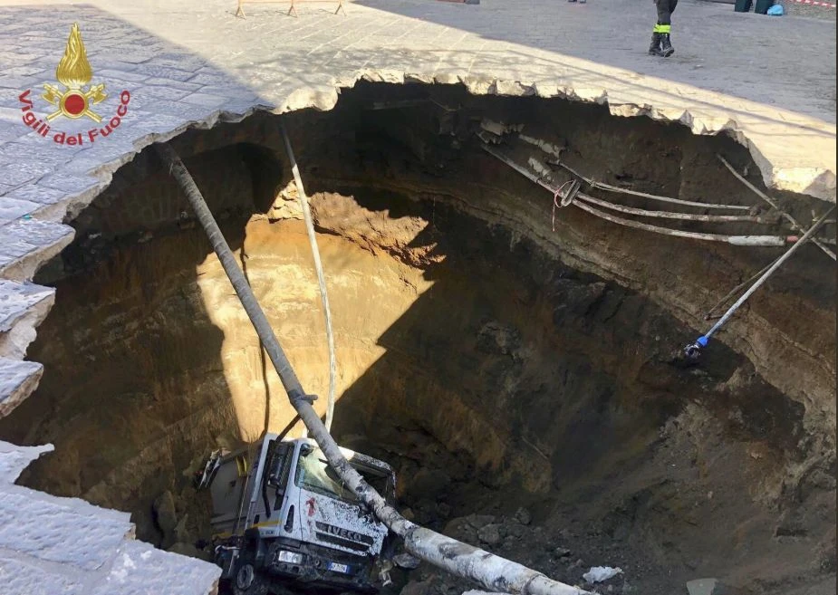 NEL NAPOLETANO SI APRE VORAGINE NELL'ASFALTO, SPROFONDA AUTOCOMPATTATORE