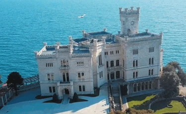 La reggia da sogno degli Asburgo diventata il castello maledetto