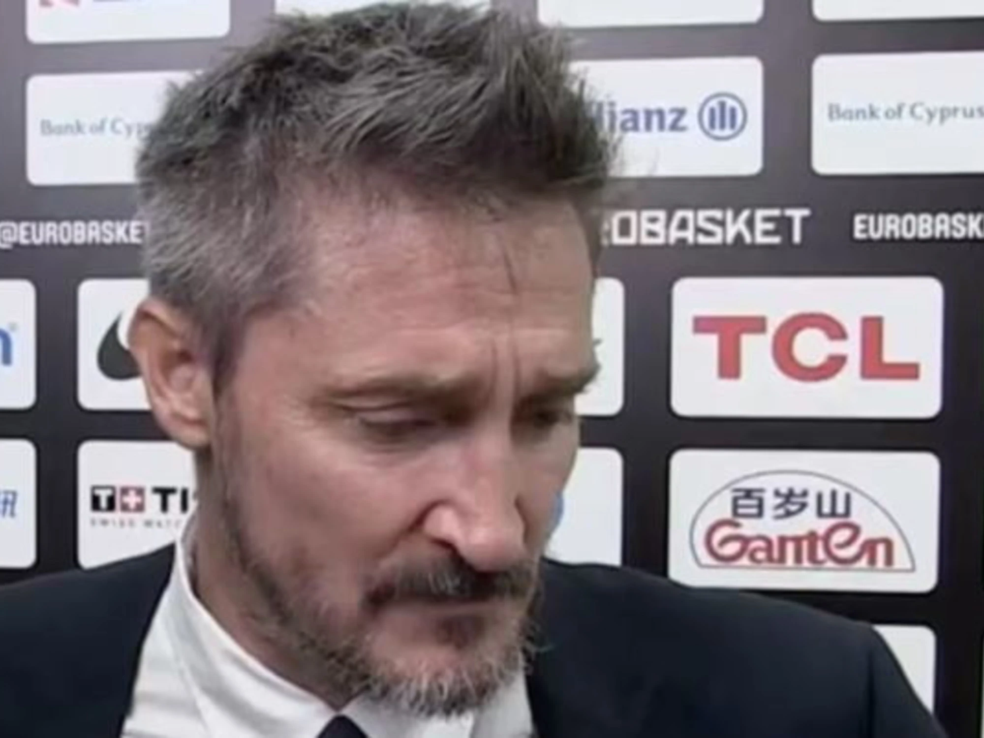 Pozzecco scoppia in lacrime in tv: "Mi fa soffrire"