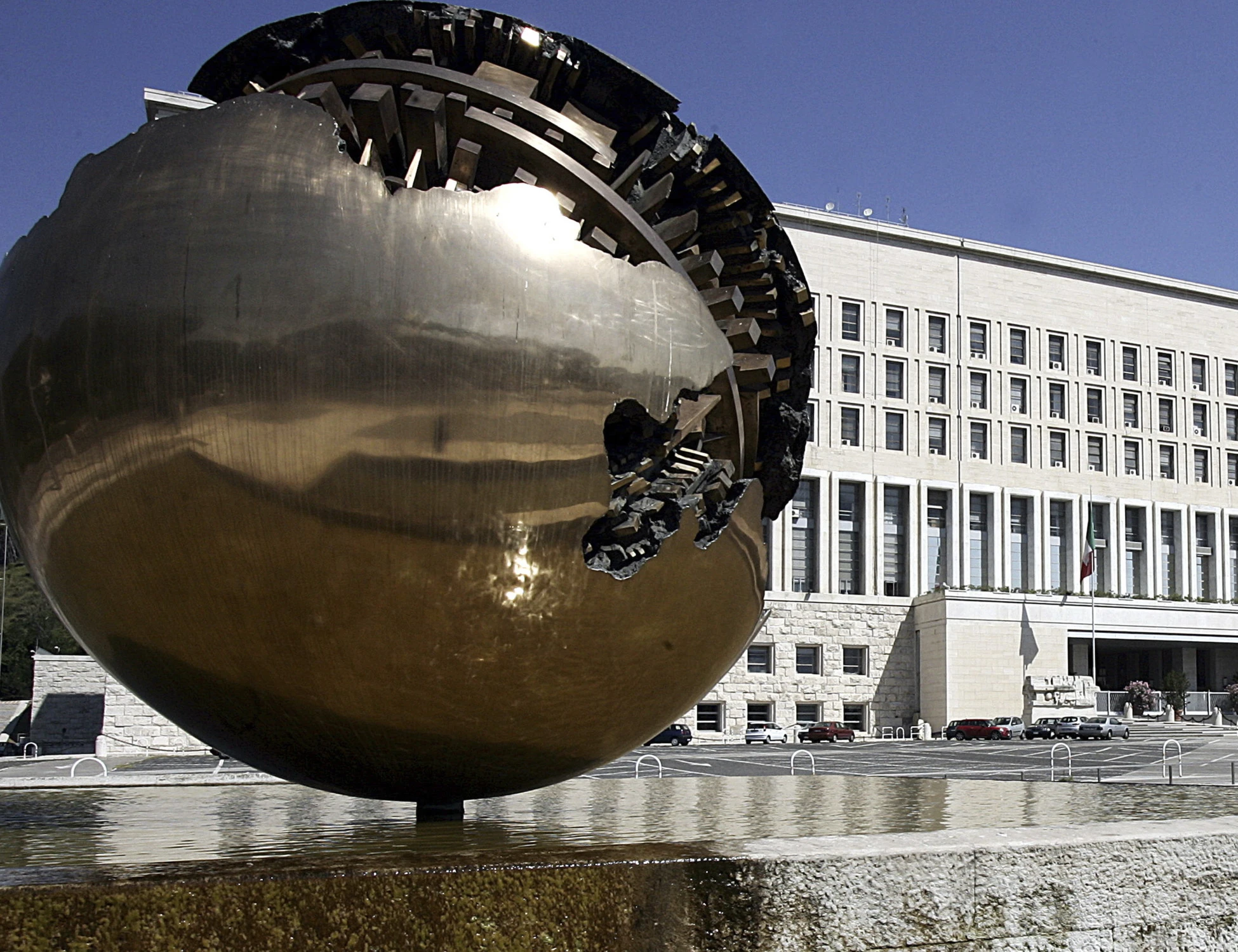 Farnesina sotto attacco, la firma di un centro sociale: cosa sta succedendo