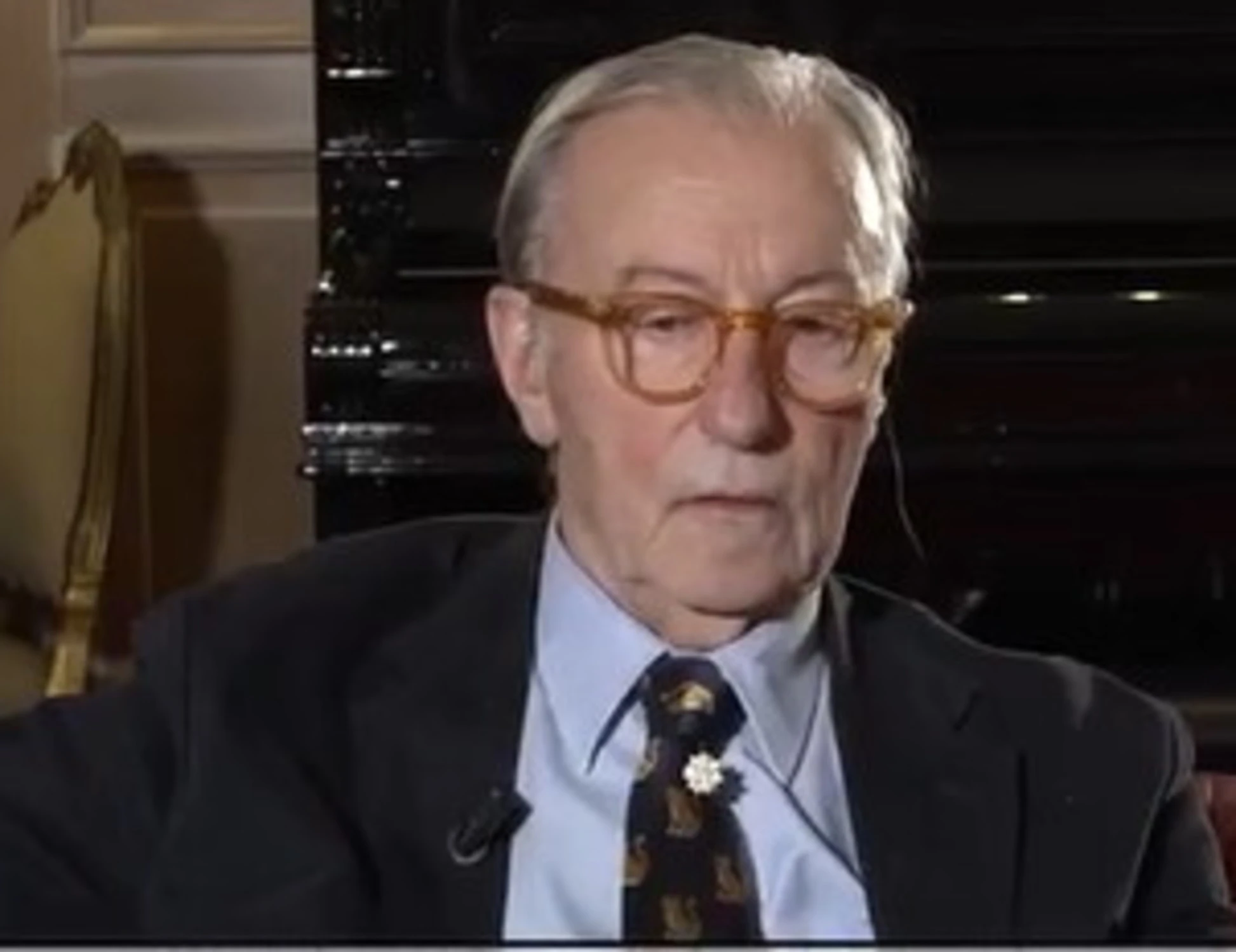 Vittorio Feltri feroce contro Macron: "La manata della nonna"