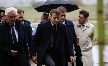 Macron, la vergogna: "Fango sulle scarpe", prefetto licenziato