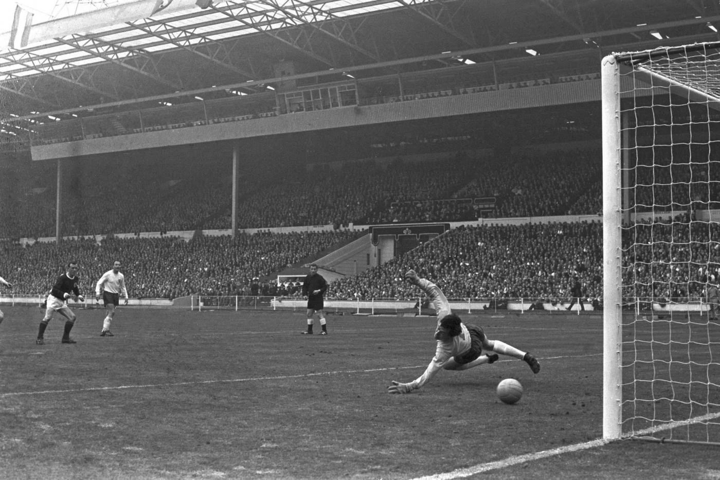 È morto Gordon Banks, l'Inghilterra piange il mito: fu il portiere campione del mondo