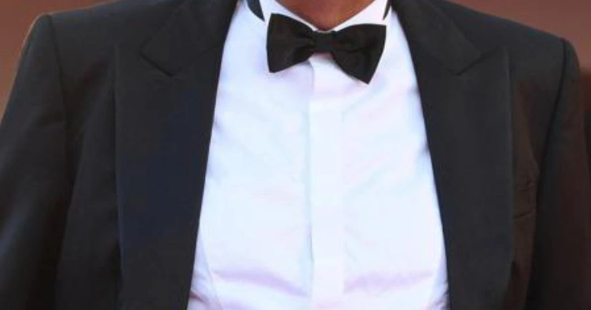 Festival di Venezia, anche lui sul red carpet per "testimoniare l'importanza del vaccino". Ed è subito polemica